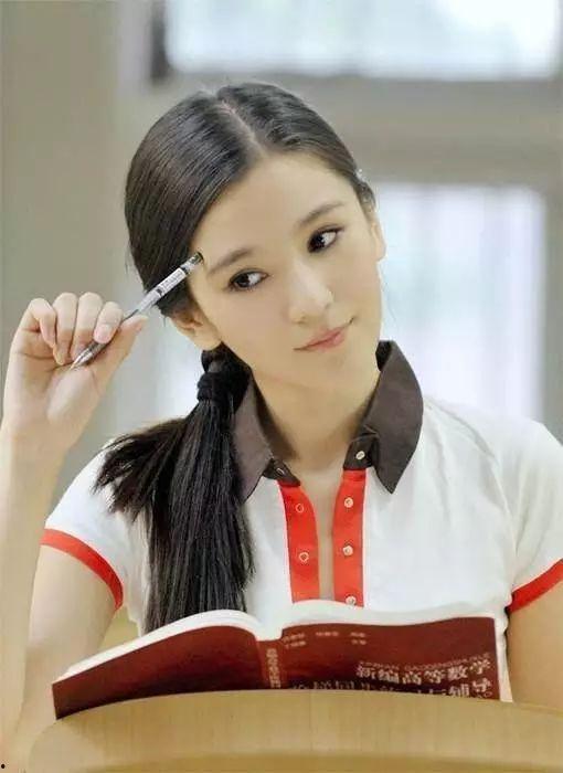 广西网红校花吃瓜事件,校园事件引发网络热议”