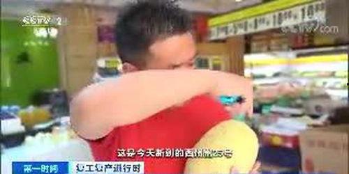 网红水果哥吃瓜,趣味横生引网友热议